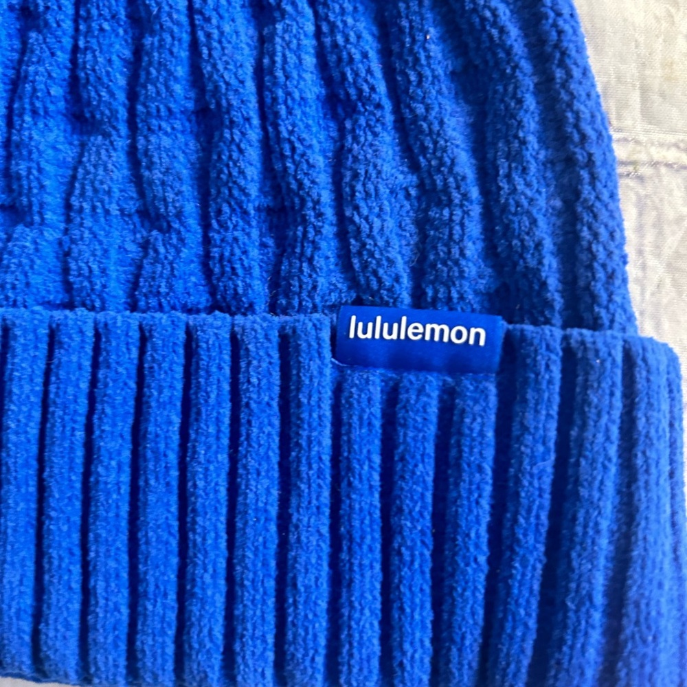 LULULEMON CABLE KNIT POM POM BLUE BEANIE WOMEN’S ONE SIZE - Picture 2 of 8